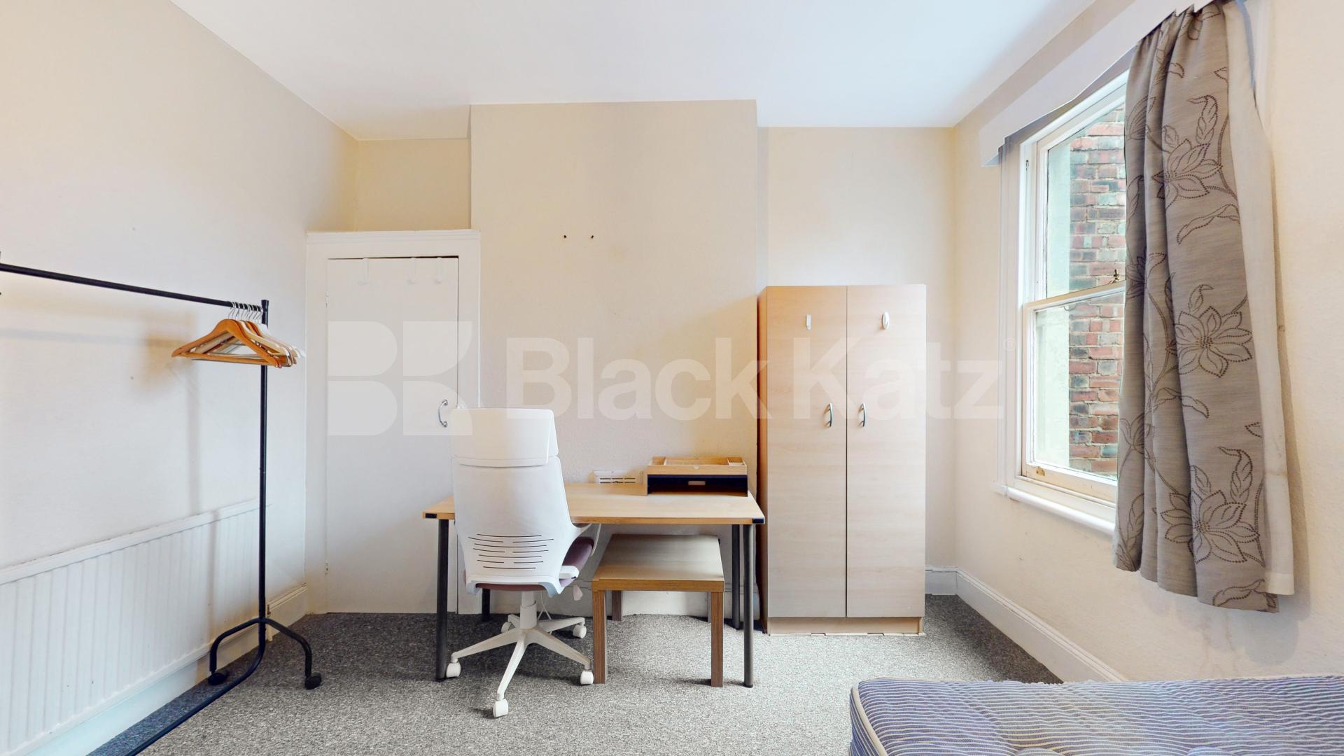 High ceilings, good storage space, modern kitchen & mins from tube Willoughby Road, Turnpike Lane